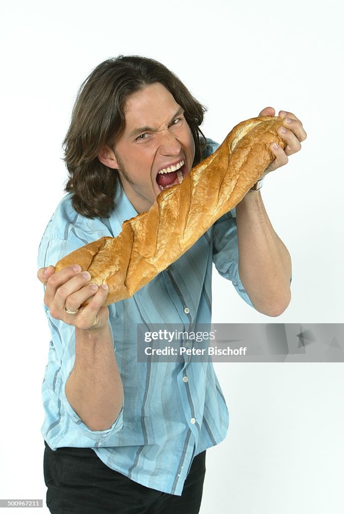 Stefan Bockelmann, Portrait, Schauspieler, geb.: 10. September 1976, Sternzeichen: Waage, Brot, Baguette, beißen, Porträt, 100225, Promi, P.-Nr.: 512/