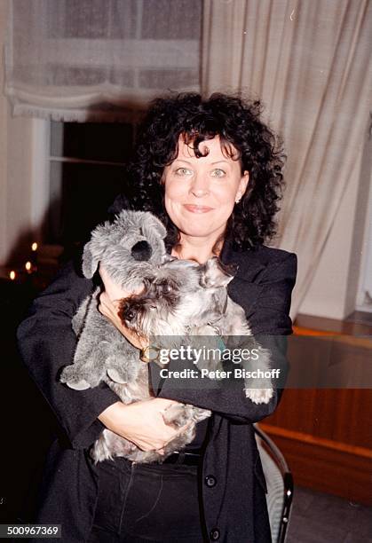 Heike Knochee, Hochzeit, Luisenhain,; Restaurant "Seeresidenz", Berlin, Deutschland, Europa, Braut,; Plüsch-Hund, Tier, Hund, Terrier, ! A c h; t u n...