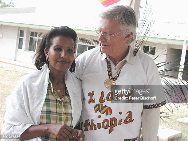 Karlheinz Böhm, Ehefrau Almaz Böhm,; Eröffnung des "Mettu-Karl-Hospitals",; finanziert durch die Äthiopienhilfe; "Menschen für Menschen" von...