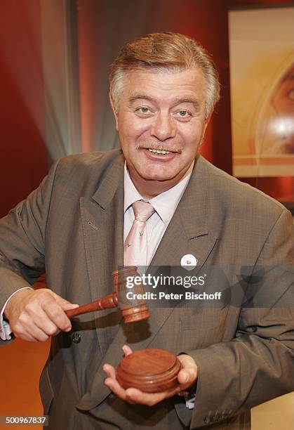 Harry Wijnvoord , RTL-Spendenmarathon, Show, Studio 50 im Coloneum, Köln-Ossendorf, Benefiz, Benefizveranstaltung, Benefizshow, , Hammer, Holzhammer...