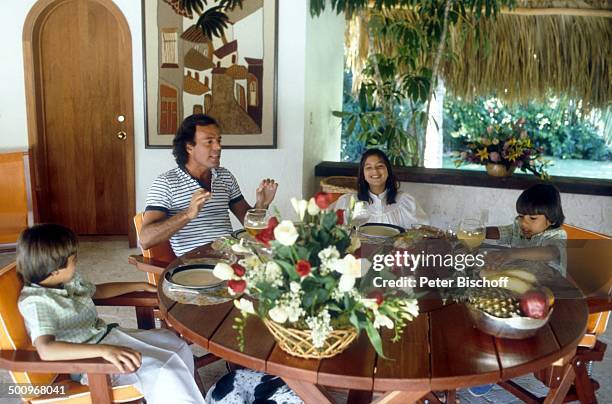 Julio Iglesias, Sohn Enrique re.), Sohn Julio jr. , Tochter Rosaria ,, Tisch, Homestory, Miami, USA, Familie, Vater, Bruder, P.-Nr.: / /TI, Promi,...