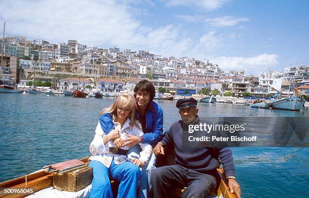 Roy Black, Ehefrau Silke Vagts ,, Flitterwochen, Piräus bei Athen, Griechenland, Europa, Mittelmeer, Fischer, Fischerboot, Boot fahren, A, NB, Promi,...