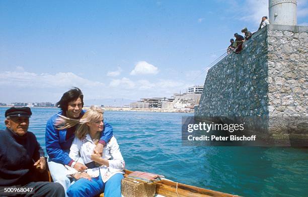 Roy Black, Ehefrau Silke Vagts ,, Flitterwochen, Piräus bei Athen, Griechenland, Europa, Mittelmeer, Fischer, Fischerboot, Boot fahren, A, NB, Promi,...