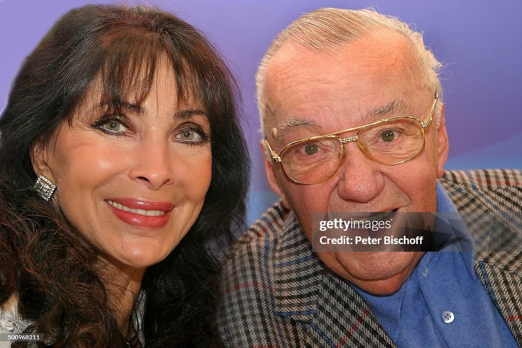 Dunja Rajter, Heinz Schenk, 'Cafe Christine', Hessischer Rundfunk, Frankfurt/Main, 30.11.2004, 80. Geburtstag, Jubiläum, Sängerin, Schauspielerin, Mod