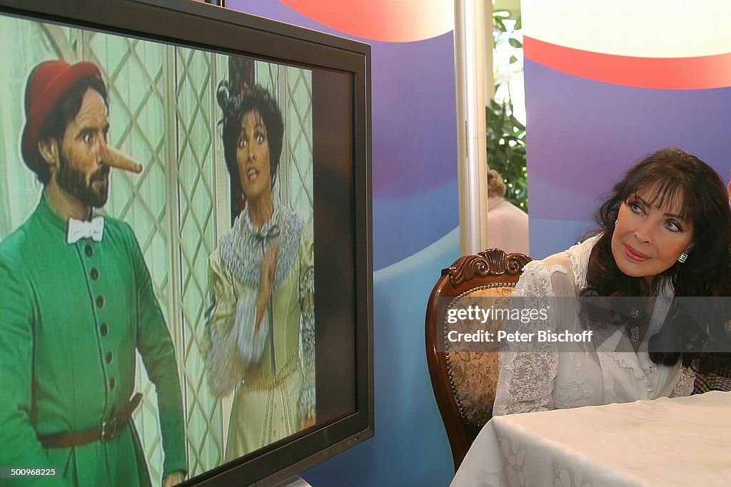 Dunja Rajter, 'Cafe Christine', Hessischer Rundfunk, Frankfurt/Main, 30.11.2004, Sängerin, Schauspielerin, TV, Fernseher, Tisch, sitzend, Promi, Promi