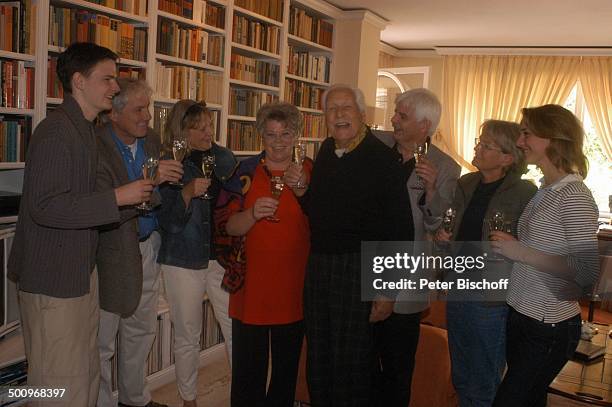 Friedrich Schoenfelder, Ehefrau Monika, , Enkelsohn Jan Schoenfelder, dessen Vater Mario Schoenfelder, dessen Ehefrau Christiane Schoenfelder, Sohn...