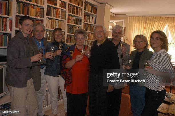 Friedrich Schoenfelder, Ehefrau Monika, , Enkelsohn Jan Schoenfelder, dessen Vater Mario Schoenfelder, dessen Ehefrau Christiane Schoenfelder, Sohn...