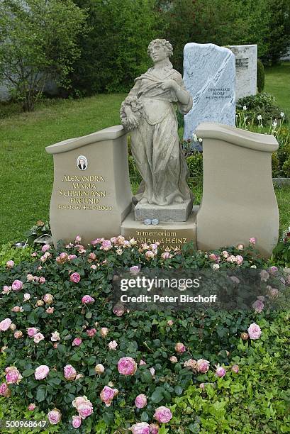 Grabstelle von Alexandra Maria Schürmann-Freund , Friedhof Aufkirchen/bei Starnberg, Grabstein, Statue, Familiengrab der Familie Schürmann, Blumen,...