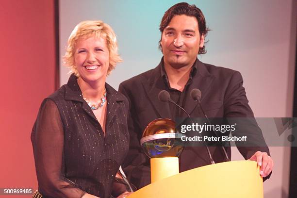 Moderatorin Andrea Kiewel, Name auf Wunsch , Verleihung Musikpreis "Comet 2002" ; "Comet"-Gala - Musikmesse "PopKomm", Köln, Bühne, Preis,...