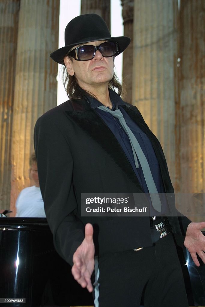 Udo Lindenberg, ARD-Special: 'Athen 2004 - Die Gala' - 'V i c k y L e a n d r o s präsentiert die ARD-Olympia-Show', Athen/Griechenland, 04.07.2004, '