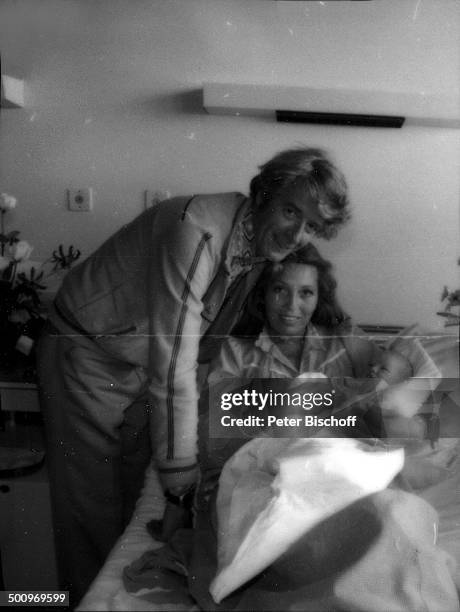 Rudi Carrell, Ehefrau Anke Kesselaar, Sohn Alexander Kesselaar , - - Krankenhaus "Links der Weser", Bremen, Deuschland, , Krankenbett, Wochenbett,...