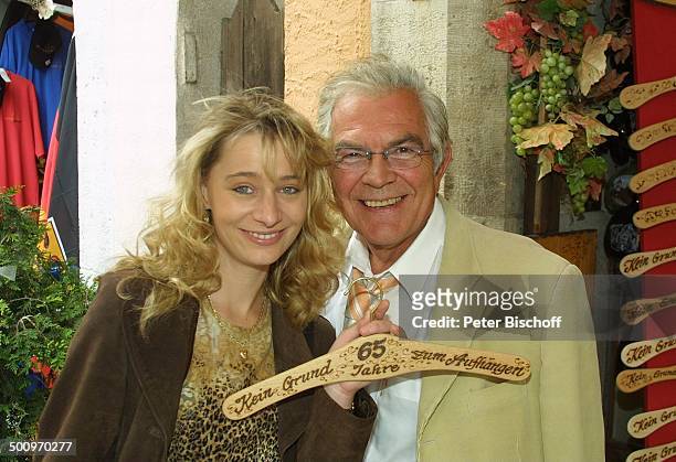 Claus Wilcke, Ehefrau Janine Amann, Rothenburg ob der Tauber, , Schauspieler, Geburtstags-Kleiderbügel, Geburtstag Promi, P.-Nr.: 764/2004, HS; Foto:...