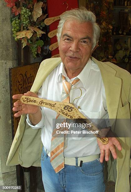 Claus Wilcke, Rothenburg ob der Tauber, , Schauspieler, Geburtstags-Kleiderbügel, Geburtstag Promi, P.-Nr.: 764/2004, HS; Foto: P.Bischoff/CD;...