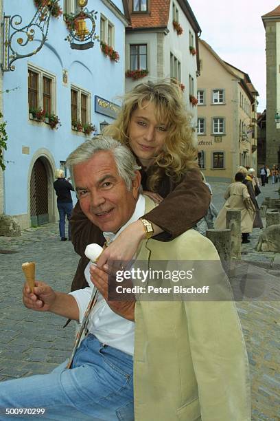 Claus Wilcke, Ehefrau Janine Amann, Rothenburg ob der Tauber, , Schauspieler, Eis, Eiscreme, essen, Waffel Promi, P.-Nr.: 764/2004, HS; Foto:...