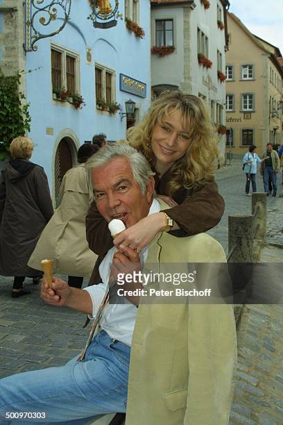 Claus Wilcke, Ehefrau Janine Amann, Rothenburg ob der Tauber, , Schauspieler, Eis, Eiscreme, essen, Waffel Promi, P.-Nr.: 764/2004, HS; Foto:...