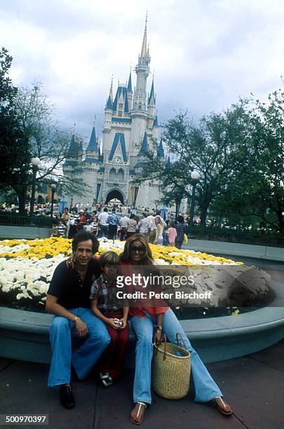 Daliah Lavi-Gans , , Ex-Ehemann Peter Rittmaster, Sohn Rouven, "Disneyworld", Florida/USA Nordamerika, , Blumen, Schloss, Schloß, Familie, CW; Foto:...
