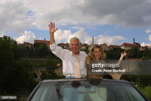 Claus Wilcke, Ehefrau Janine Amann, Rothenburg ob der Tauber, , Volkswagen :"Touareg", Auto, Automobil, VW, Schauspieler Promi, P.-Nr.: 764/2004, HS;...