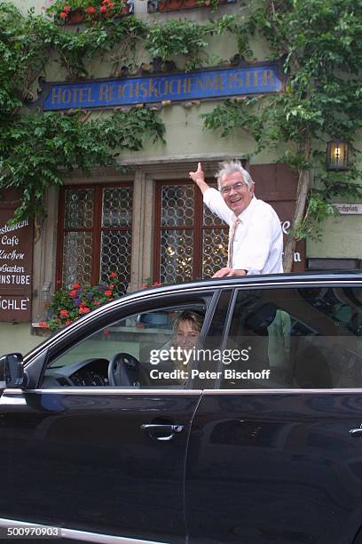 Claus Wilcke, Ehefrau Janine Amann , Rothenburg ob der Tauber, , vor Hotel: "Reichsküchenmeister", Volkswagen :"Touareg", Auto, Automobil, VW,...