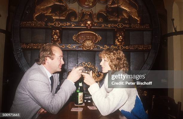 Rene Kollo,, Beatrice Kollo, Ehefrau, Frau, im Ratskeller, Bremen, , Weinflasche, Restaurant, ; P.-Nr.996/2002, CW; Foto: Peter Bischoff/D;