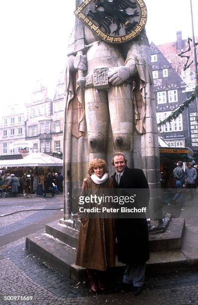 Rene Kollo,, Beatrice Kollo, Ehefrau, Frau, beim Stadtbummel in Bremen, , Roland, Marktplatz, ; P.-Nr.996/2002, CW; Foto: Peter Bischoff/D;