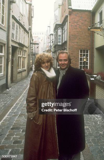 Rene Kollo,, Beatrice Kollo, Ehefrau, Frau, beim Stadtbummel in Bremen, /CW; Foto: Peter Bischoff/D;