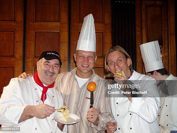 Franz-Xaver Bürkle, Axel Schulz, Assistent, Unicef-Benefiz-Aktion "Star Cuisine", im "Alten Wartesaal", Köln, , Koch, Kochmütze, Messer,; P.-Nr.:...