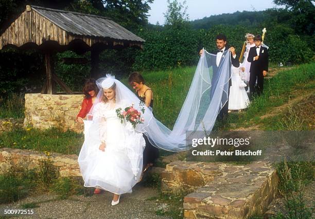 Sängerin Nicole , Ehemann Winfried Seibert, Elke Hohloch und Cornelia Seibert hinter Nicole halb verdeckt), Hochzeitskinder, Blumenkinder,...