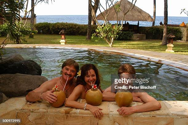 Hartmut Schreier, Ehefrau Sabine Schreier, Sohn Richard Schreier , Urlaub, Sambirenteng/Bali/Indonesien/Asien, , Indischer Ozean, Hotel: "Alam Anda -...