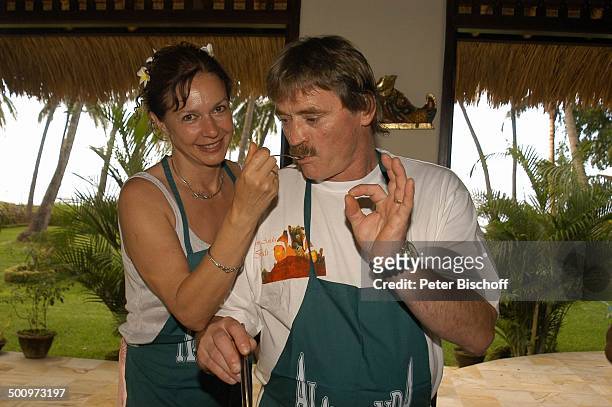 Hartmut Schreier, Ehefrau Sabine Schreier, Urlaub, Sambirenteng/Bali/Indonesien/Asien, , Hotel: "Alam Anda - Beach Bungalow Resort", Schauspieler,...
