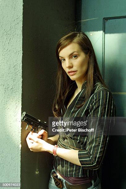 Anne Sarah Hartung, RTL-Serie: "Die Wache", Köln-Delbrück, , Schauspielerin, Waffe, Pistole Promi, P.-Nr.:490/2003, LK; Foto: Peter Bischoff/E;...