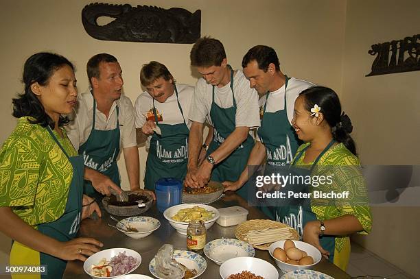 Robert Späth , Hartmut Schreier, Sohn Richard Schreier, Michel Guillaume, , Hotel-Mitarbeiterinnen , Urlaub, Sambirenteng/Bali/Indonesien/Asien, ,...