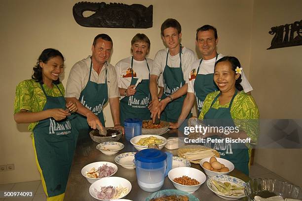 Robert Späth , Hartmut Schreier, Sohn Richard Schreier, Michel Guillaume, , Hotel-Mitarbeiterinnen , Urlaub, Sambirenteng/Bali/Indonesien/Asien, ,...