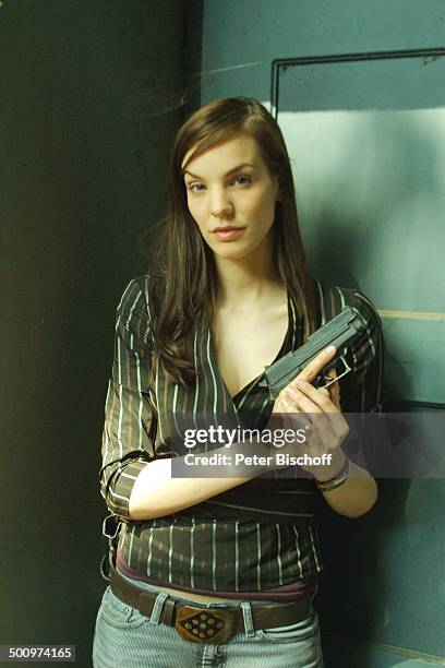 Anne Sarah Hartung, RTL-Serie: "Die Wache", Köln-Delbrück, , Schauspielerin, Waffe, Pistole Promi, P.-Nr.:490/2003, LK; Foto: Peter Bischoff/E;...