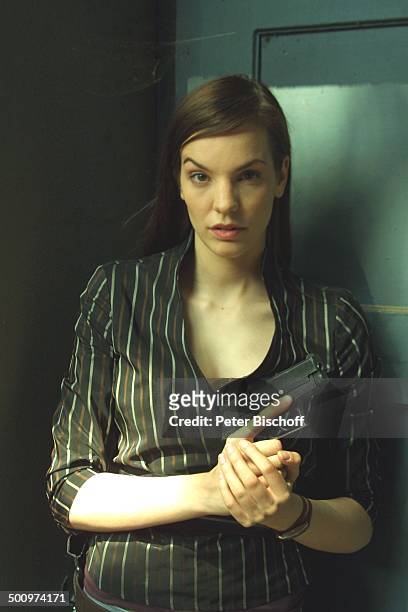 Anne Sarah Hartung, RTL-Serie: "Die Wache", Köln-Delbrück, , Schauspielerin, Waffe, Pistole Promi, P.-Nr.:490/2003, LK; Foto: Peter Bischoff/E;...