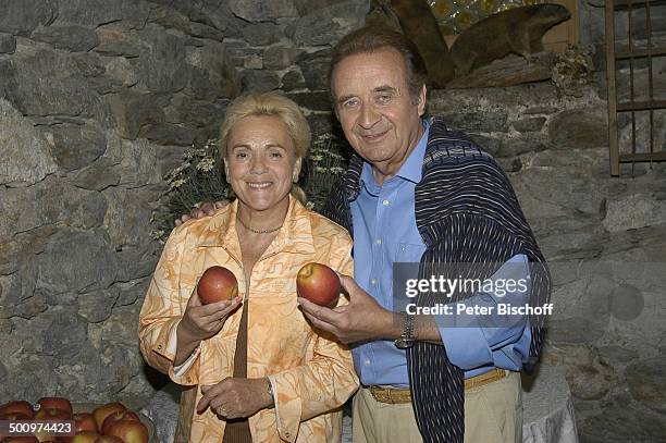 Günter Wewel, Ehefrau Gisela Wewel, ARD-Reihe: "Kein schöner Land", Titel:"Meran und der Vinschgau", Südtirol/Italien, Schloss Juval, ,...