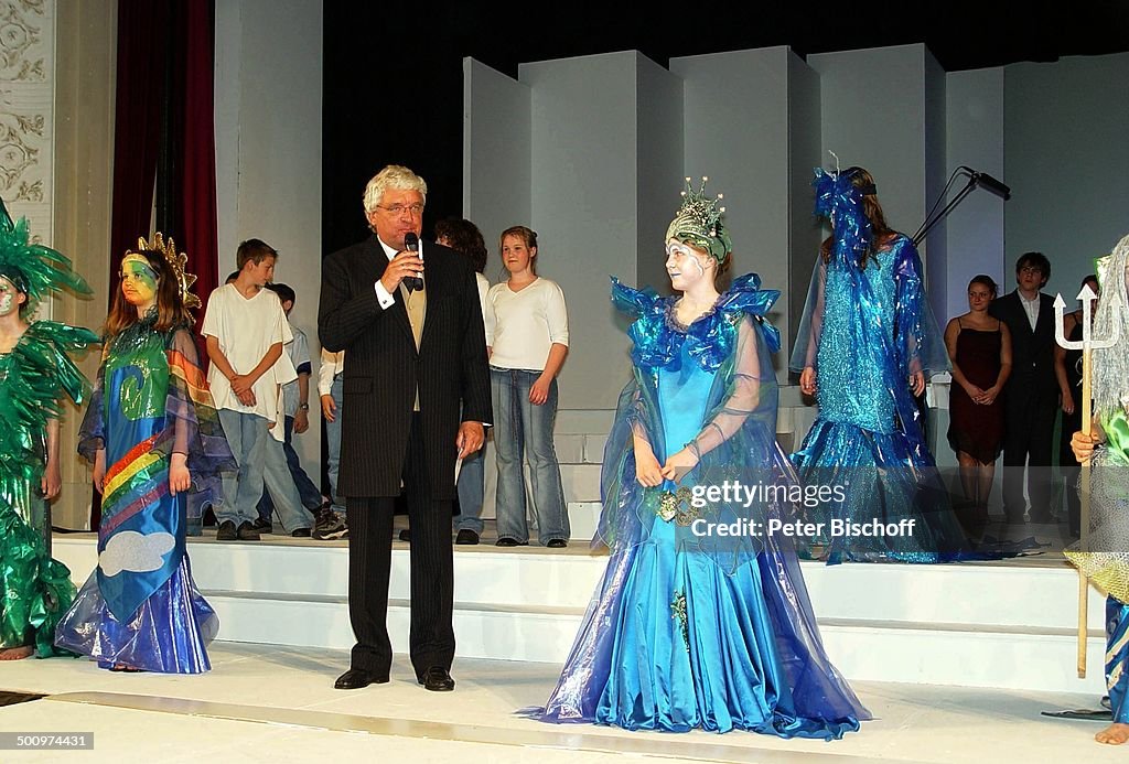 Hans Meiser (mit Mikrofon), Schüler/innen der Realschule Mechernich, 50 Jahre UNICEF Deutschland: 'Sternen Gala', 29.05.2003, Bad Neuenahr-Ahrweiler,