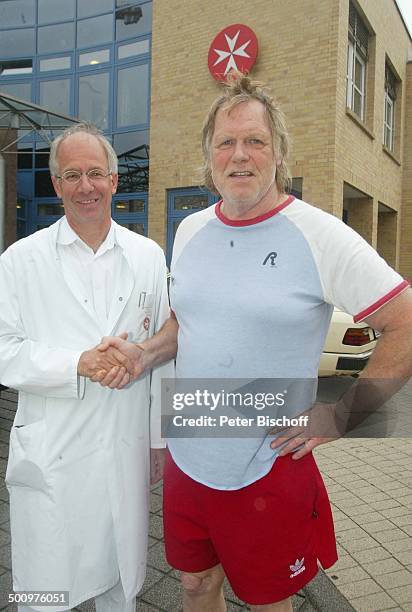 Gunter Gabriel, Prof. Dr. Nellson, Herzinfarkt-Patient Gunter Gabriel, Stendal , , "Johanniter-Krankenhaus", Logo, Eingangs-Bereich, Schlafanzug ,...