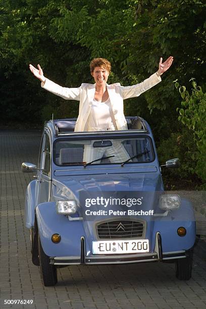 Bettina Böttinger, mit Pkw "Citroen 2CV", im Volksmund "Ente", Auto, offenes Dach, Moderatorin Promi, P.-Nr.:715/2003, NB; Foto: P.Bischoff/E;...