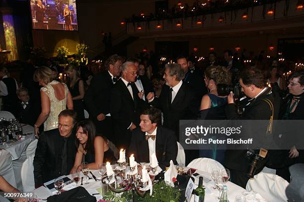 Reinhold Beckmann, Ehefrau Kerstin , dahinter Franz Beckenbauer , mit Placido Domingo , Charity-Veranstaltung, 10. "Unesco-Benefiz-Gala", Köln...