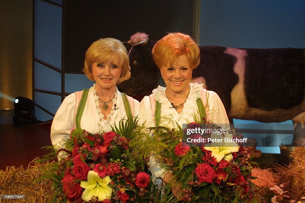 Margot Hellwig (l.), Maria Hellwig, WDR-Talk-Show: 'Ein roter Teppich für Maria und Margot Hellwig', Köln, 05.08.2004, 'WDR Studio BS2', Volksmusik, S