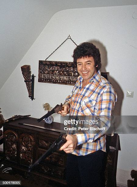 Tony Marshall (, , Homestory, Baden-Baden, Deutschland, , Pistole, zielen, lachen, Villa, Schlager-Sänger, Promi, OH; Foto: P.Bischoff/SC; ;...