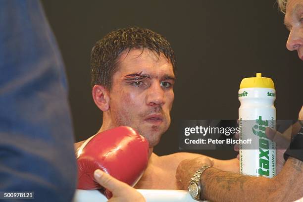 Markus Beyer , WM-Titel-Kampf, Nürburgring, , Trainer, Ring-Ecke, angeschlagen, Box-Handschuh, Sport, Boxen, Getränk, Wunde, Sportler Promi, P.-Nr.:...