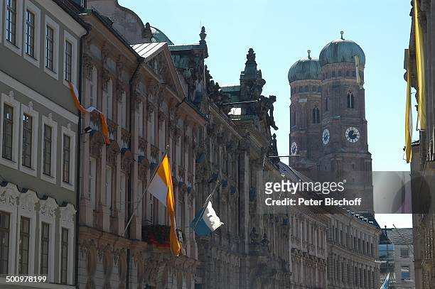 Marienkirche, München, Bayern, Deutschland, , P.-Nr. 1338/2006, Religion, Katholik, katholisch, Papst-Flagge, Fahne, Kirche, Promi NM; Foto:...