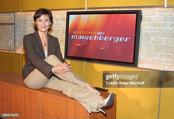 Sandra Maischberger , ARD-Talkshow: "Menschen bei Maischberger", Köln, , sitzend, Bildschirm Promi, P.-Nr.: 1033/2004, FB; Foto: P. Bischoff/E;...