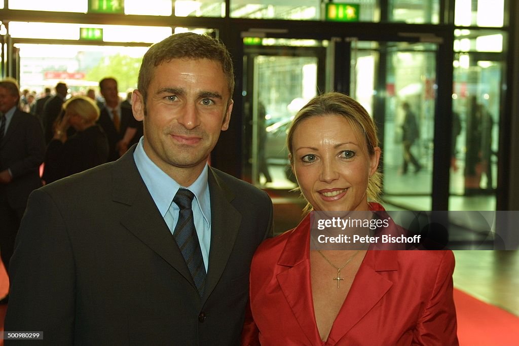 Stefan Kuntz (Ex-Fußball-Profi), Ehefrau Sabine, ARD-Gala '40 Jahre Fußball-Bundesliga', Köln, 23.8.2003, 'Coloneum', Foyer, 100225, Promi, P.-Nr.: 81