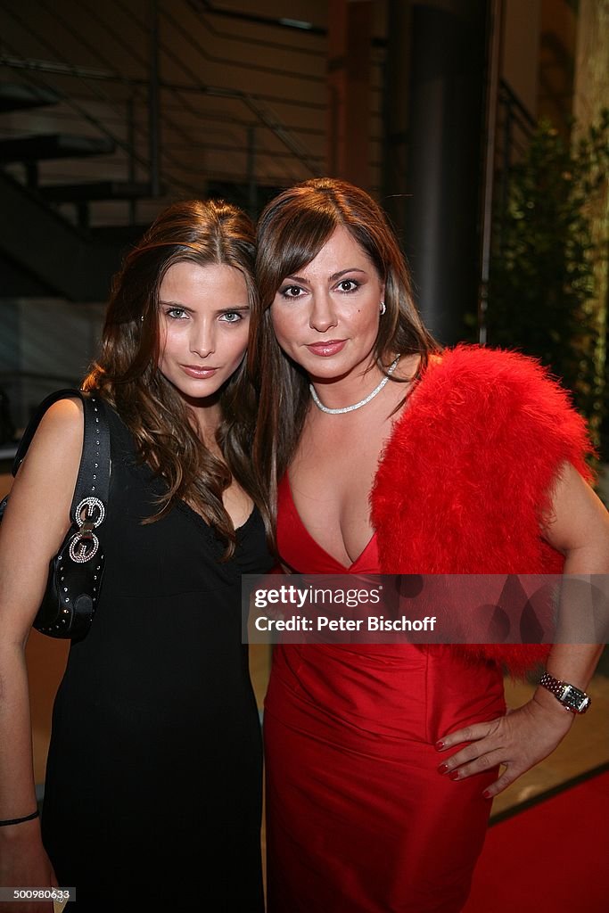 Simone Thomalla (rechts), Tochter Sophia, ARD-Gala 'Deutscher Fernsehpreis 2006', Köln, Deutschland, 20.10.2006, Prod.-Nr.: 1506/2006, 'Coloneum', rot