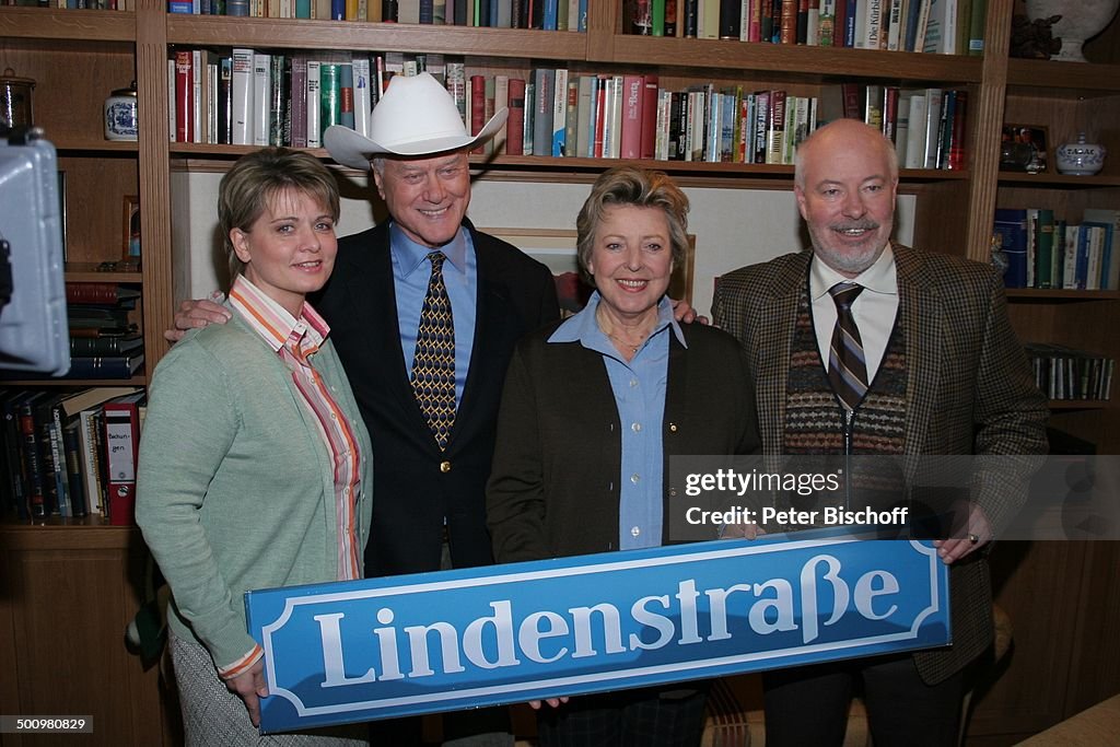 Andrea Spatzek, Larry Hagman, Marie-Luise Marjan, Bill Mockridge (v.l.n.r.), ARD-Serie 'Lindenstraße', Special zum 20-jährigen Jubiläum, Köln-Bocklemü