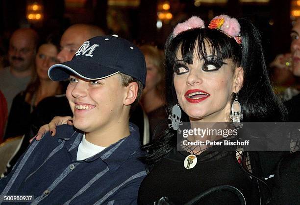 Nina Hagen, Sohn Otis Hagen, Erste Modenschau ihres eigenen Labels "Mother of Punk", Maritim-Hotel, Köln, , Umarmung, Mutter, Schmuck, flippig,...