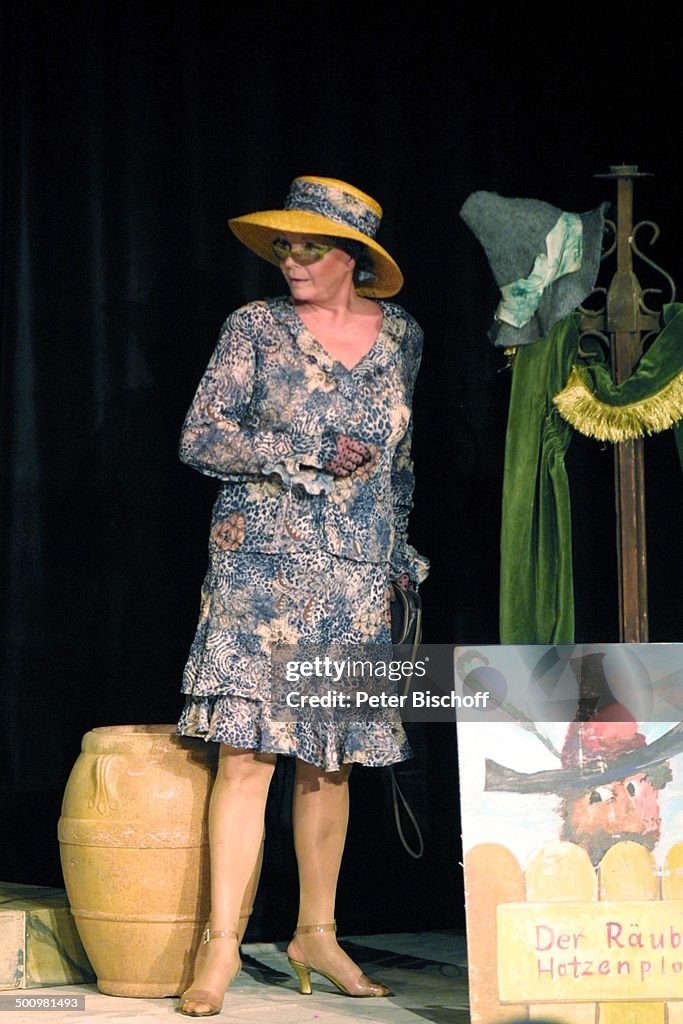 Grit Boettcher, Theaterkomödie: 'Willkommen im Club', Düsseldorf, 28.08.2003, 'Theater an der Kö', Schauspielerin, Auftritt, Bühne, Kostüm, Verkleidun
