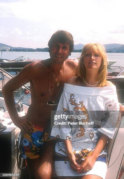 Udo Jürgens, Corinna Reinhold, Wörthersee/Kärnten, Österreich, , Schlagersänger, See, Boot, Badebekleidung, Shorts, Sonnenbrille, Promi, Promis,...